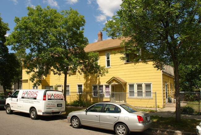 2447 S 11th Ave in Minneapolis, MN - Building Photo - Building Photo