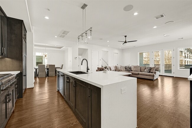 property at 707 W Clay St