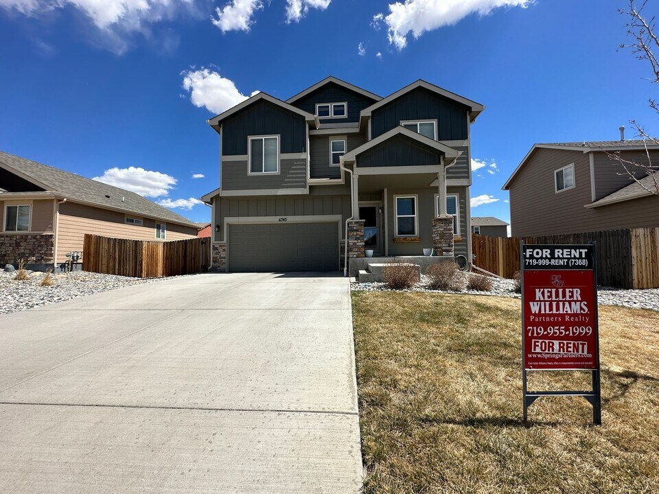 6743 Phantom Way in Colorado Springs, CO - Building Photo