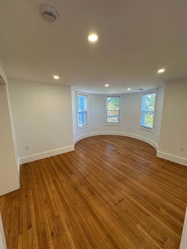 452 Centre St, Unit 2 in Boston, MA - Foto de edificio - Building Photo