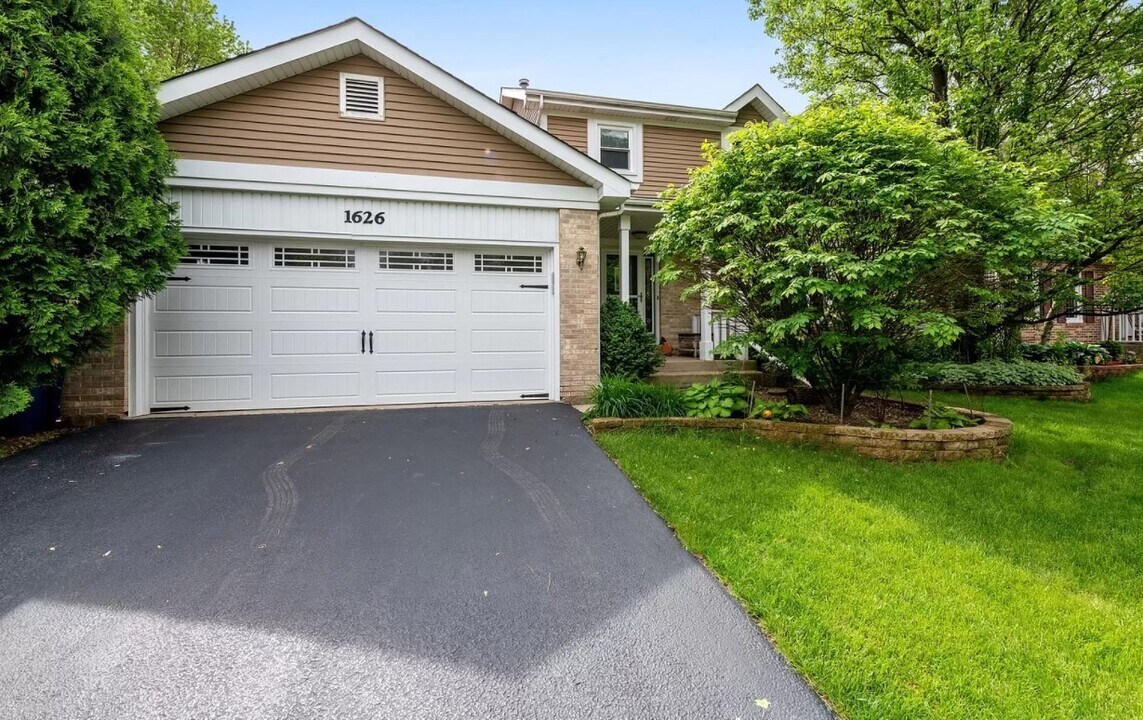 1626 Lois Ann Ln in Naperville, IL - Building Photo