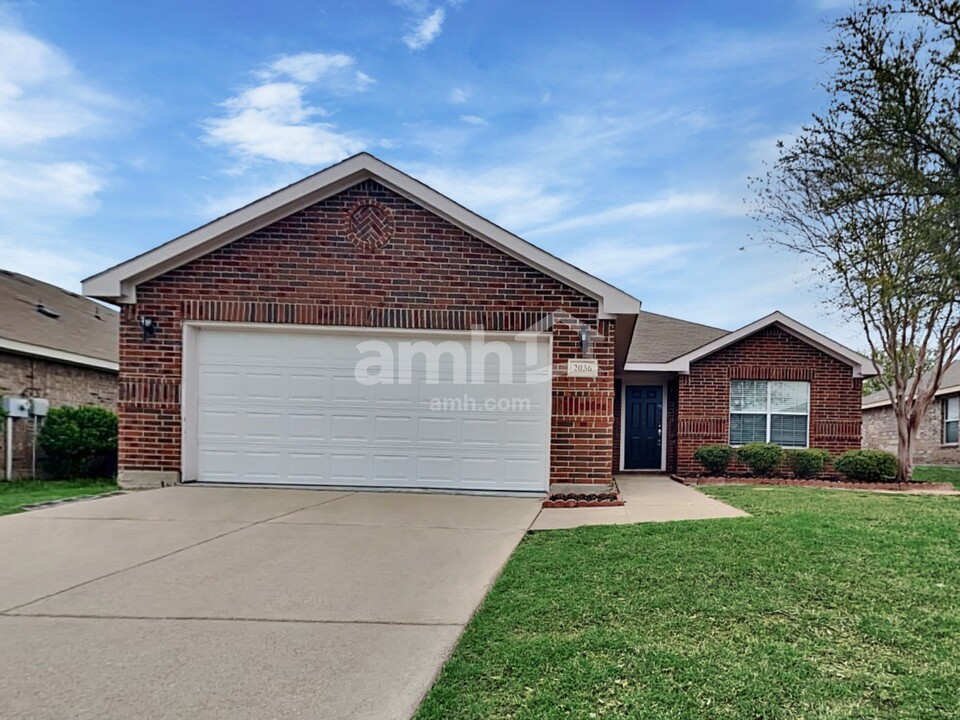 2036 Club Oak Dr in Forney, TX - Foto de edificio