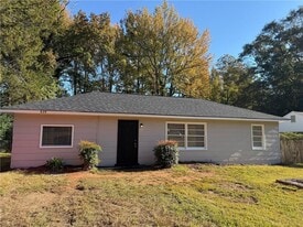 828 Pamela Dr in Griffin, GA - Building Photo