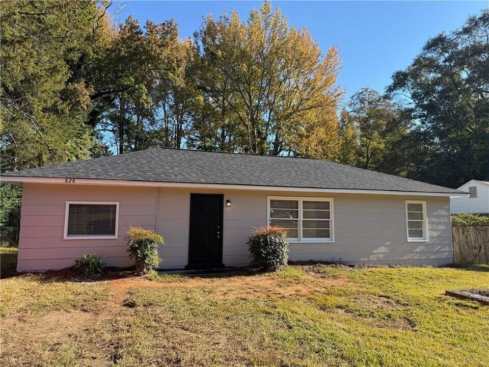 828 Pamela Dr in Griffin, GA - Building Photo