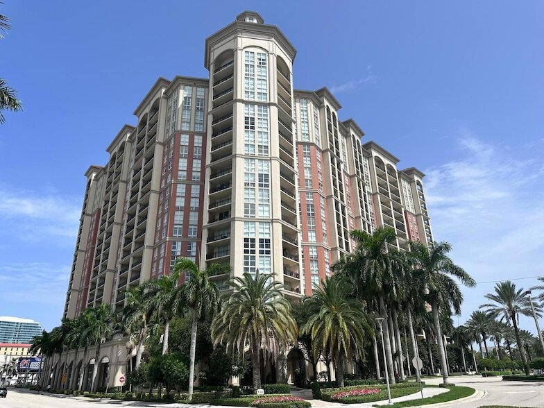 550 Okeechobee Blvd, Unit 406 in West Palm Beach, FL - Foto de edificio