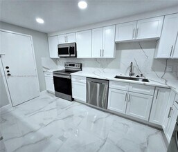3710 Inverrary Dr in Lauderhill, FL - Building Photo - Building Photo
