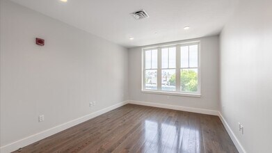 434 McGrath Hwy in Somerville, MA - Foto de edificio - Building Photo