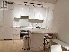 7-1217 Grenville St in Toronto, ON - Building Photo - Building Photo