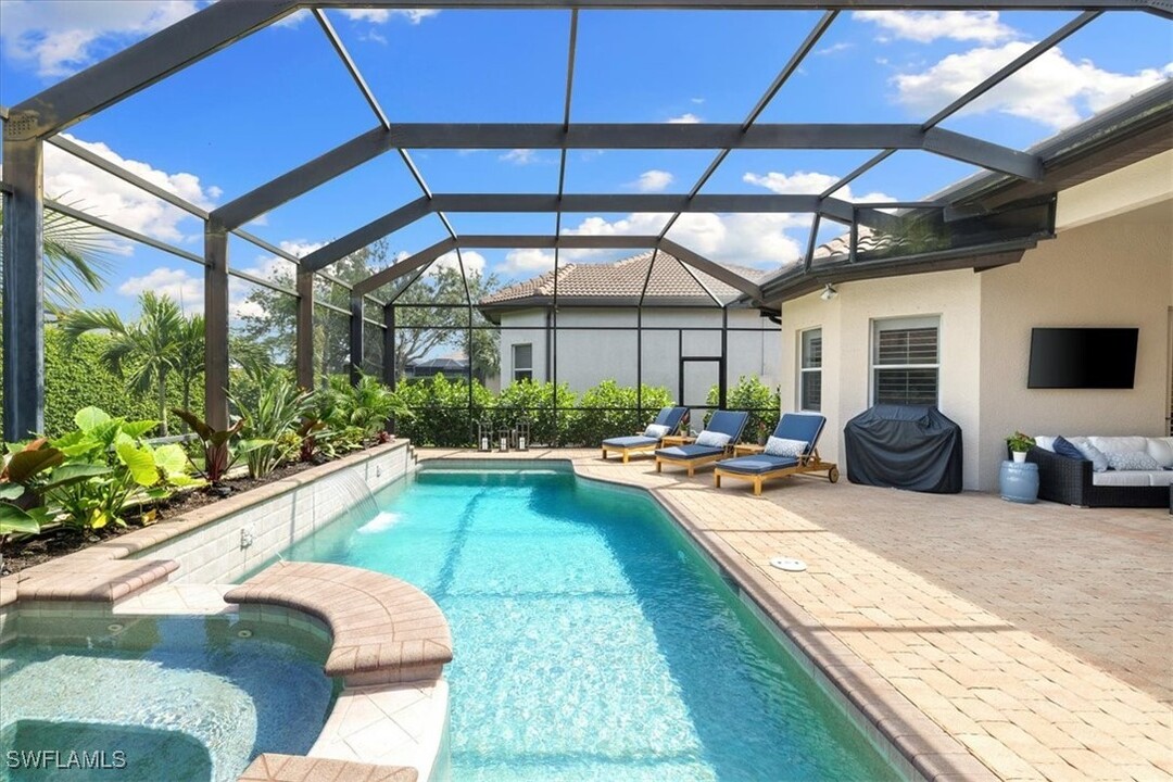 7831 Valencia Ct in Naples, FL - Foto de edificio