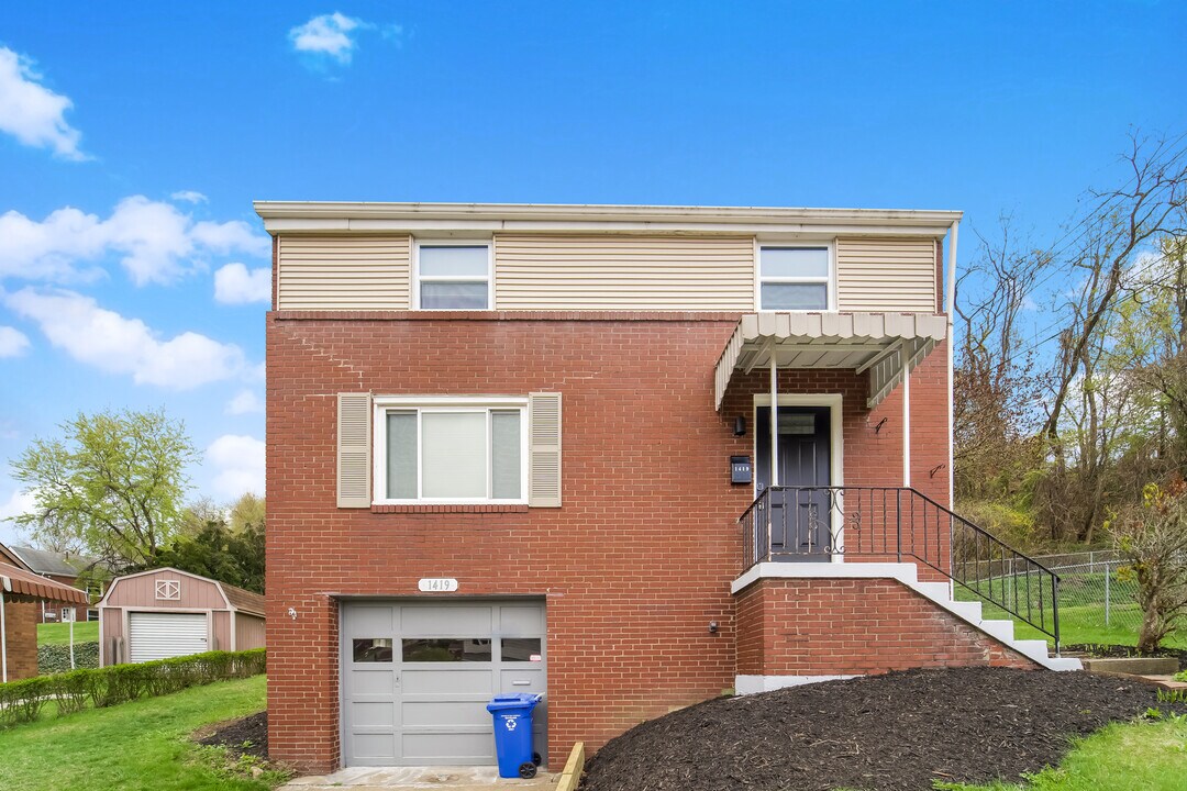 1419 Overdale Dr in West Homestead, PA - Building Photo