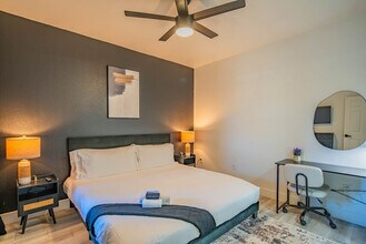 7455 N 95th Ave in Glendale, AZ - Foto de edificio - Building Photo