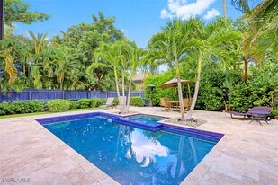 1199 9th Ave N in Naples, FL - Building Photo