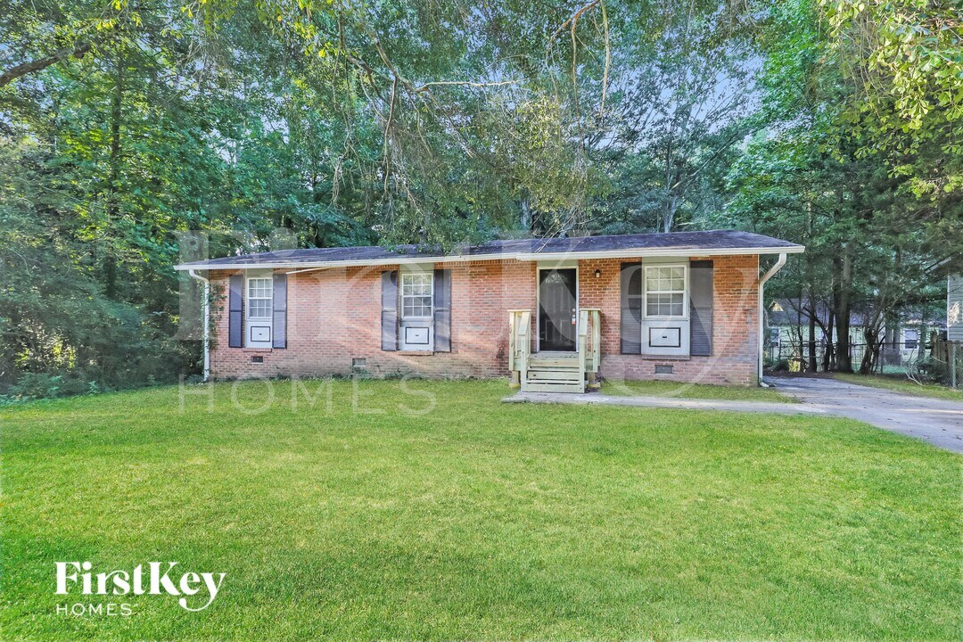 252 N Lake Dr in Jonesboro, GA - Building Photo