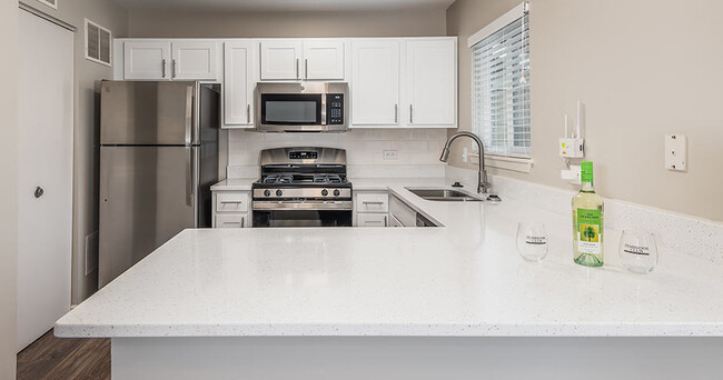 Pembrook Club Apartment Homes in Gurnee, IL - Foto de edificio - Building Photo
