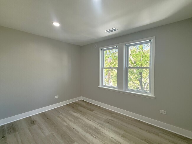 3575 W Dickens Ave, Unit 2F in Chicago, IL - Building Photo - Building Photo