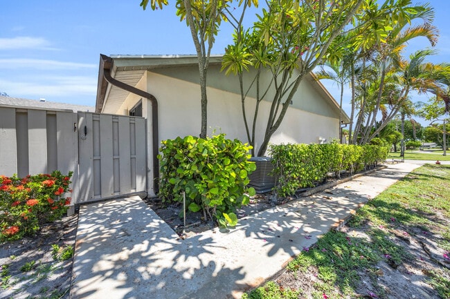 8010 Ambach Way in Hypoluxo, FL - Building Photo - Building Photo