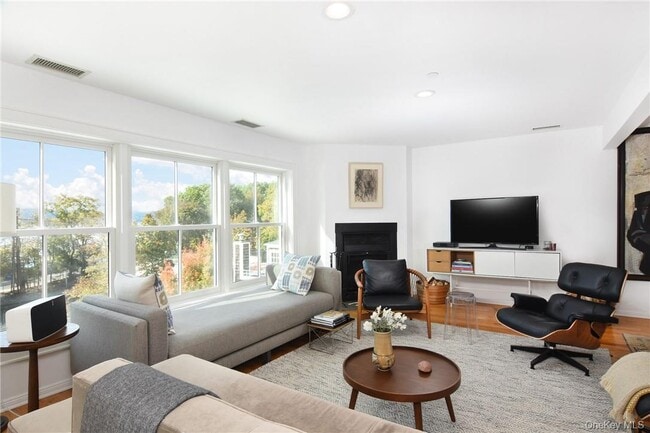 27 N Buckhout St in Irvington, NY - Building Photo - Building Photo