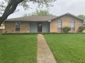 721 Lindenwood Dr in Lancaster, TX - Building Photo
