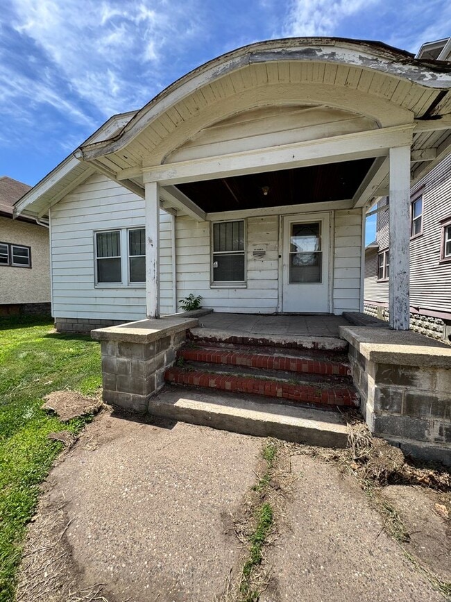 property at 1204 Glenhurst Ct
