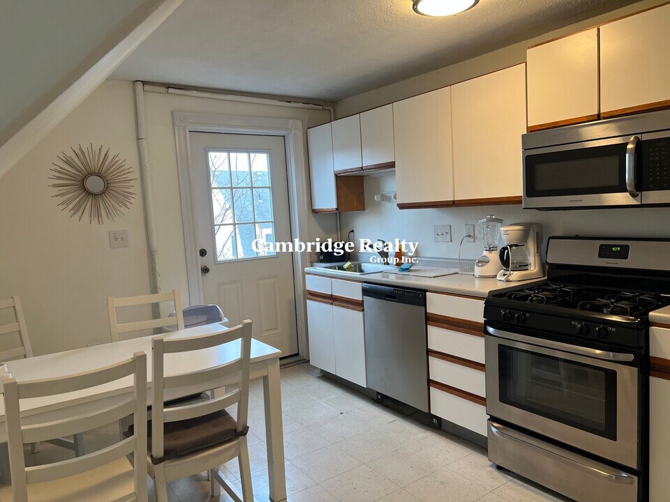 90A Dexter Ave, Unit A in Watertown, MA - Foto de edificio