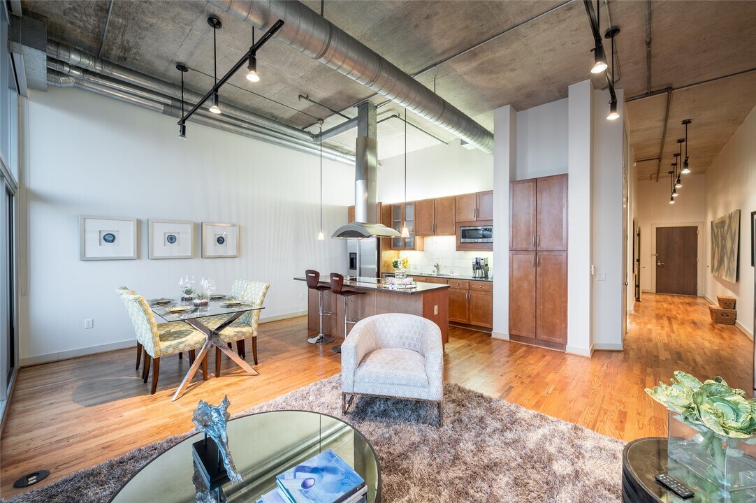 4899 Montrose Blvd in Houston, TX - Foto de edificio