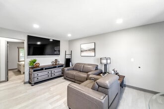 5327 Jennifer Dr in Pleasant Hill, IA - Building Photo - Building Photo