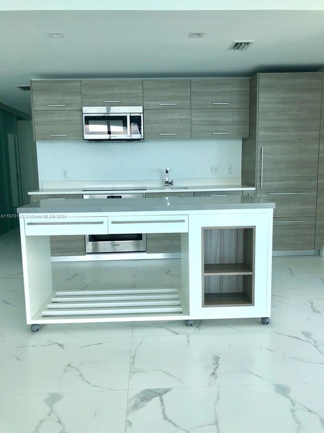 650 NE 32nd St, Unit 3107 in Miami, FL - Building Photo - Building Photo