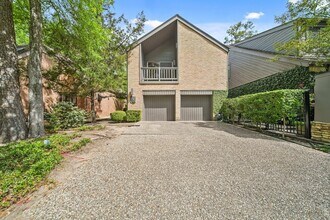 130 Sugar Berry Cir in Houston, TX - Building Photo - Building Photo