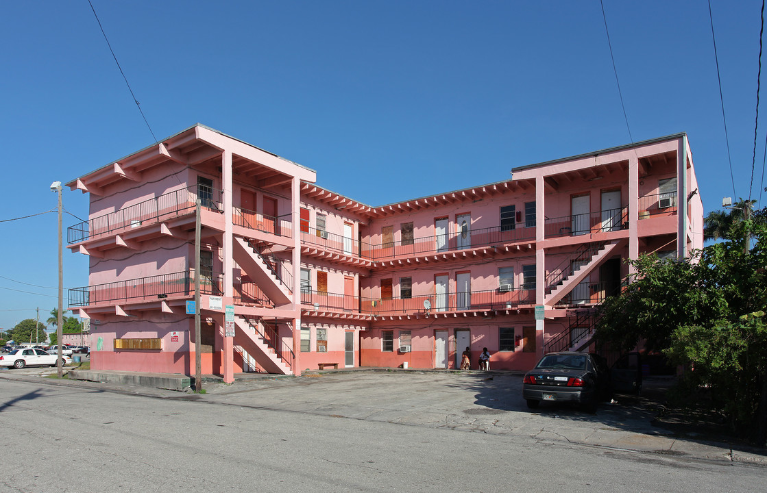 Belle Glade in Belle Glade, FL - Building Photo