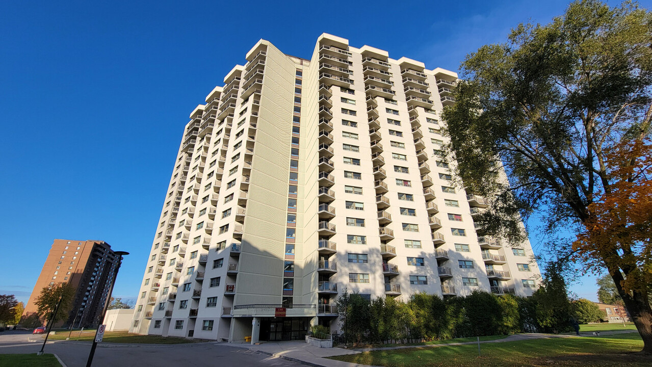 Riviera Gate in Ottawa, ON - Building Photo