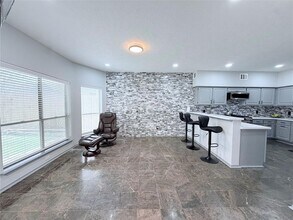 7015 Puerta Vista Ln in Houston, TX - Foto de edificio - Building Photo