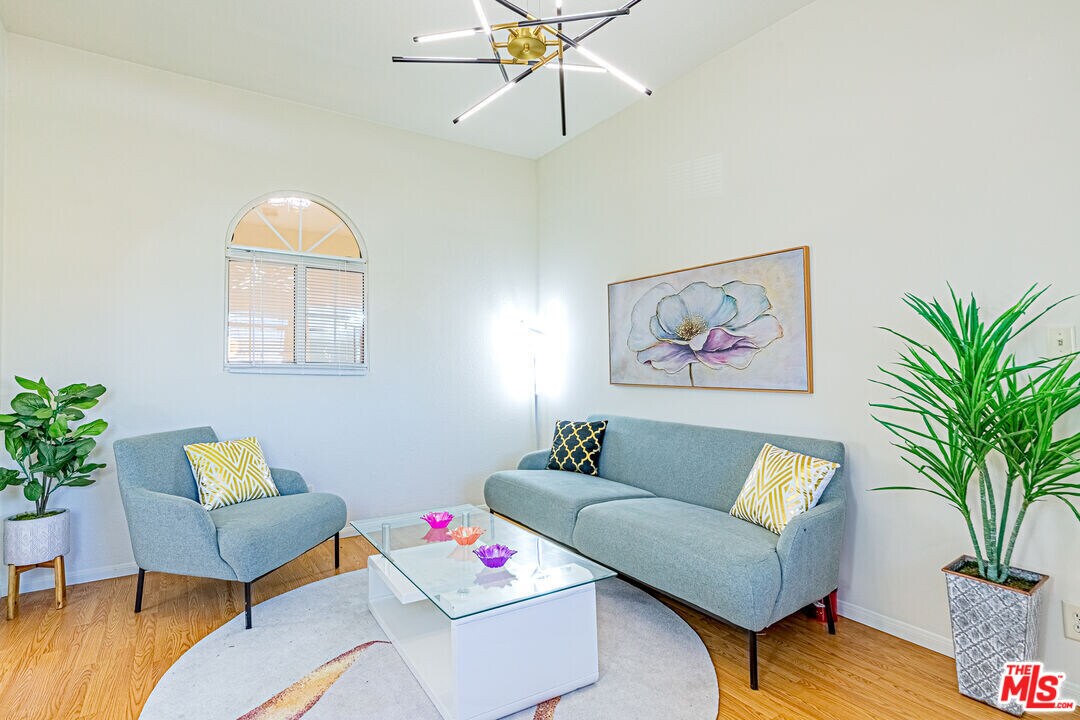 1241 S Kenmore Ave in Los Angeles, CA - Building Photo