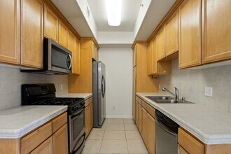 Oakhurst National Plaza in Los Angeles, CA - Building Photo - Interior Photo