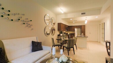 892 Malcolm Chandler Ln-Unit -202 in West Palm Beach, FL - Foto de edificio - Building Photo