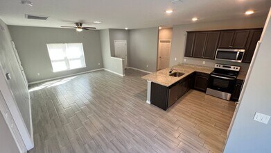 2920 Fears Rd SE in Palm Bay, FL - Building Photo - Building Photo