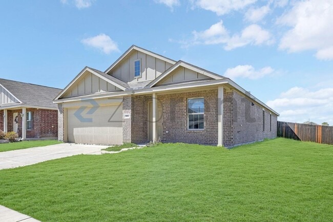 900 Wildflower St in Ennis, TX - Building Photo - Building Photo