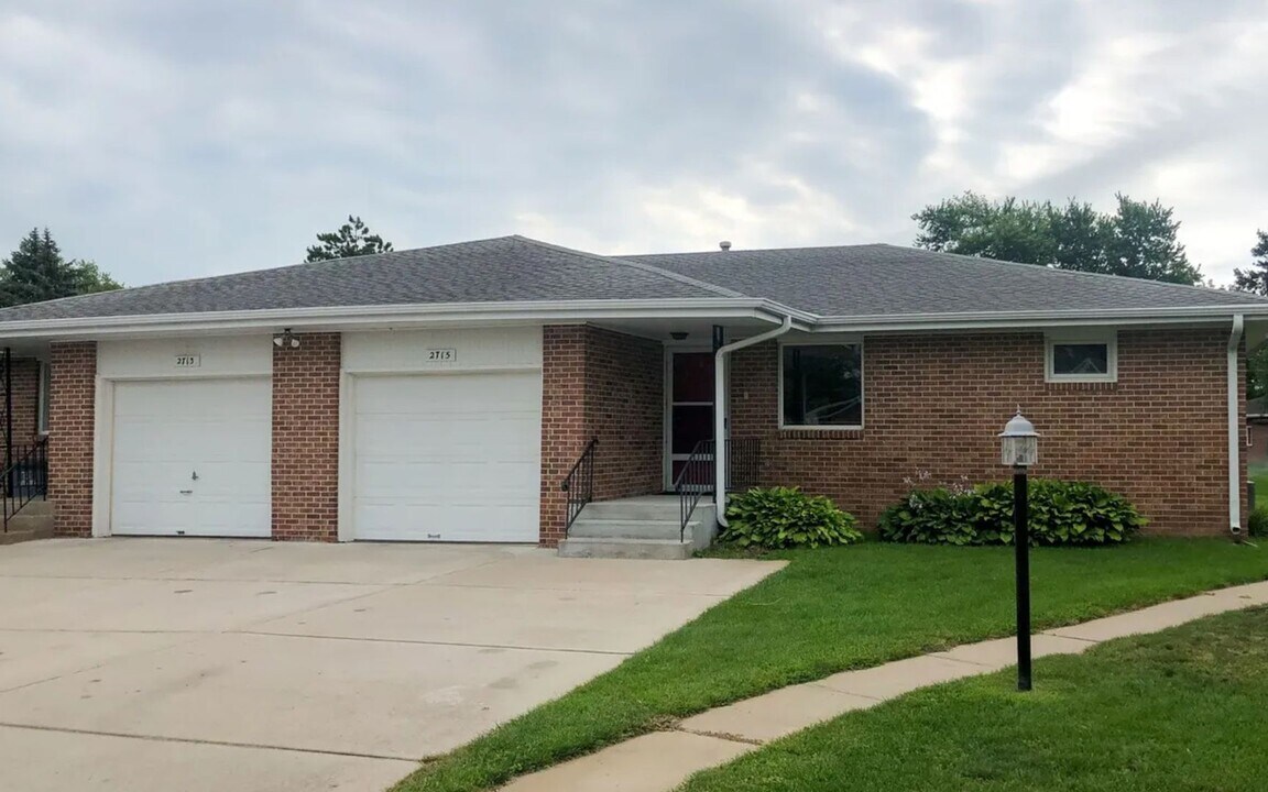 2021 Circle Dr in Grand Island, NE - Building Photo