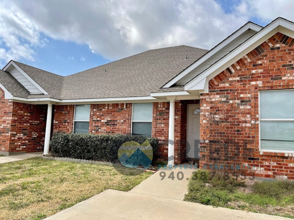 109 S 1st St in Sanger, TX - Building Photo