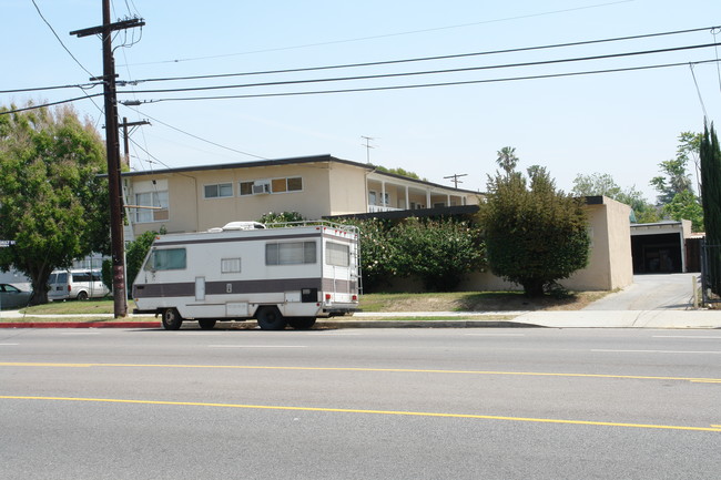 7052-7058 Woodley Ave in Van Nuys, CA - Building Photo - Building Photo