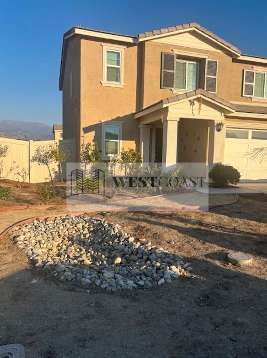 237 Scarlet Oak Ln in San Jacinto, CA - Building Photo