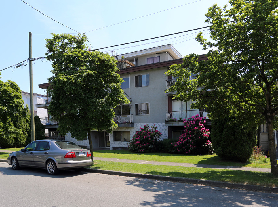 2170 W 5th Ave in Vancouver, BC - Building Photo