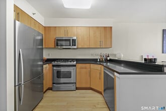 25 Forest St in Stamford, CT - Building Photo - Building Photo