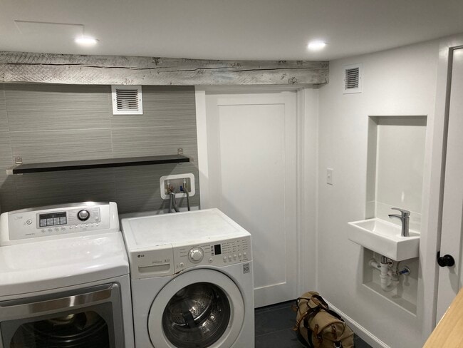 24 Clark St, Unit Garden Level in New Haven, CT - Building Photo - Building Photo