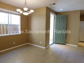 8469 Crystal Walk Cir in Elk Grove, CA - Building Photo - Building Photo