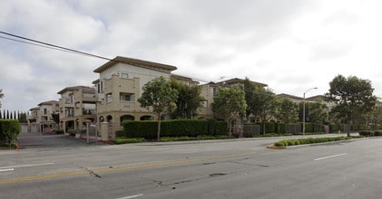 Courtyard in Buena Park, CA - Foto de edificio - Building Photo