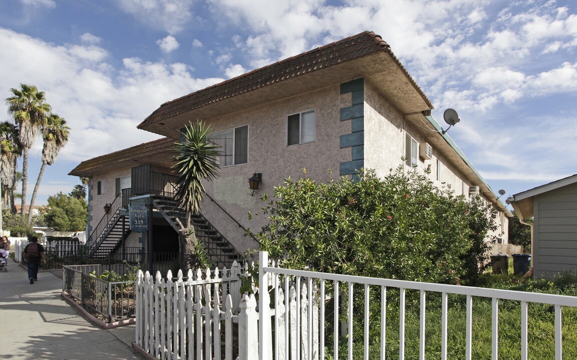 319 E Washington Ave in Escondido, CA - Foto de edificio