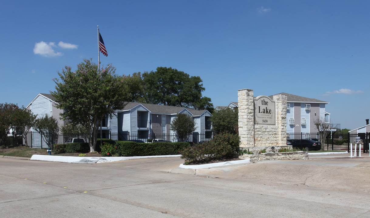 Lake in Houston, TX - Foto de edificio