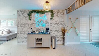 560 E Valley Dr in Bonita Springs, FL - Building Photo - Building Photo