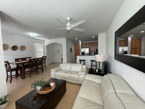 212 Las Brisas Cir in Weston, FL - Foto de edificio - Building Photo