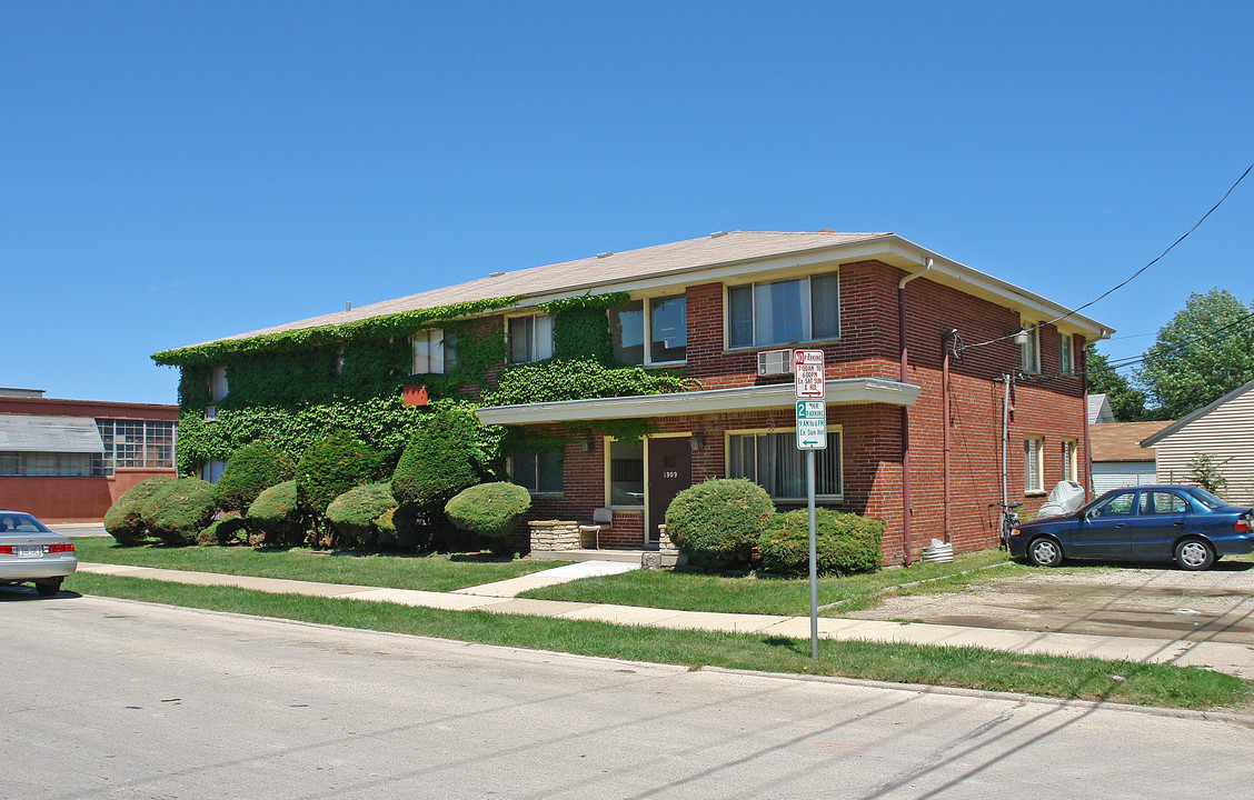 1909 Hickory Grove Ave in Racine, WI - Foto de edificio